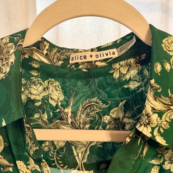 Alice + Olivia Eloise Blouse - Green Floral Button-Front Long-Sleeve Blouse - Picture 7 of 7